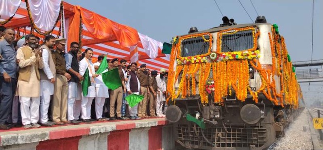 Image from: Union Minister Ravneet Singh flags off Nanded-Tanakpur weekly express