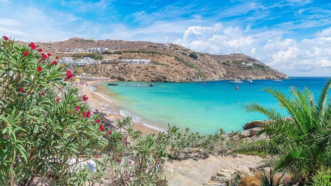 Image from: In Greece, this stunning beach in Mykonos is about to become your favourite place in the world (its scenery is truly majestic)