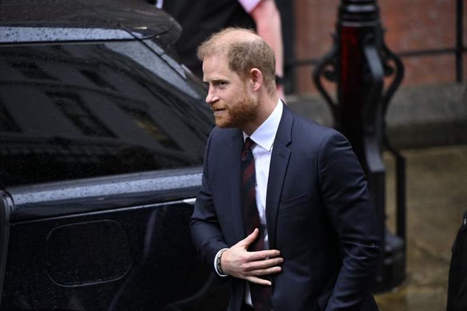 Image from: Prince Harry arrives in UK amid bitter spat with Buckingham Palace aides