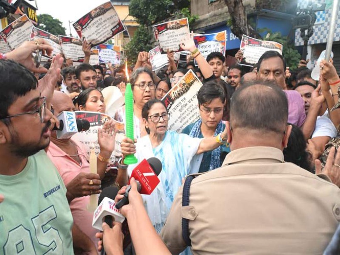 Image from: West Bengal: Mamata Banerjee leads candlelight march against Baruipur minor's alleged rape-murder