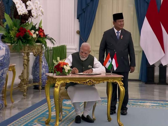 Image from: PM Modi signs guestbook upon meeting Indonesian President Prabowo Subianto