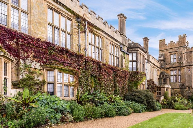 Image from: This historic castle in the Cotswolds with stunning gardens is the most beautiful in England