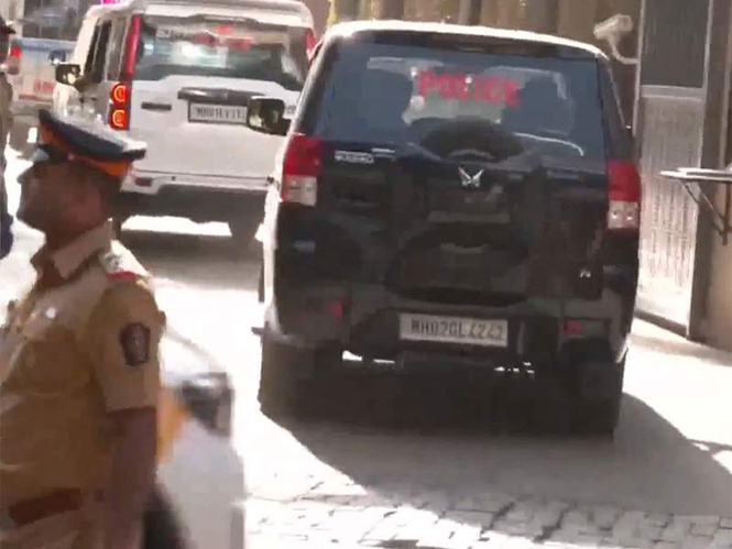 Image from: Maharashtra CM Devendra Fadnavis reaches Asha Bhosle's residence after singer's demise