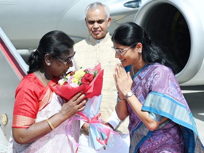 Image from: President Murmu arrives in Rajkot, received by Gujarat Governor, MoS Anupriya Patel