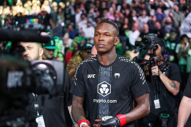 Image from: Israel Adesanya’s coach hints at recent mistakes, says he has ‘soul searching’ to do