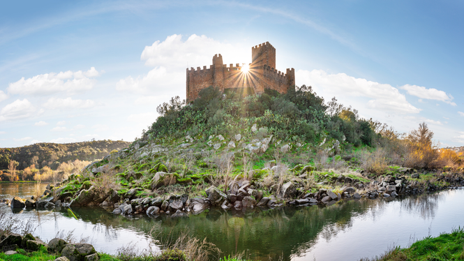 Image from: In Portugal, this stunning 12th-century castle once served as a fortress for the Knights Templar