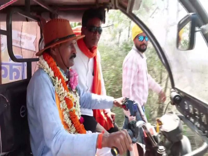 Image from: BJP's Niladri Shekhar Dana from Bankura constituency campaigns on E-Rickshaw for upcoming West Bengal polls