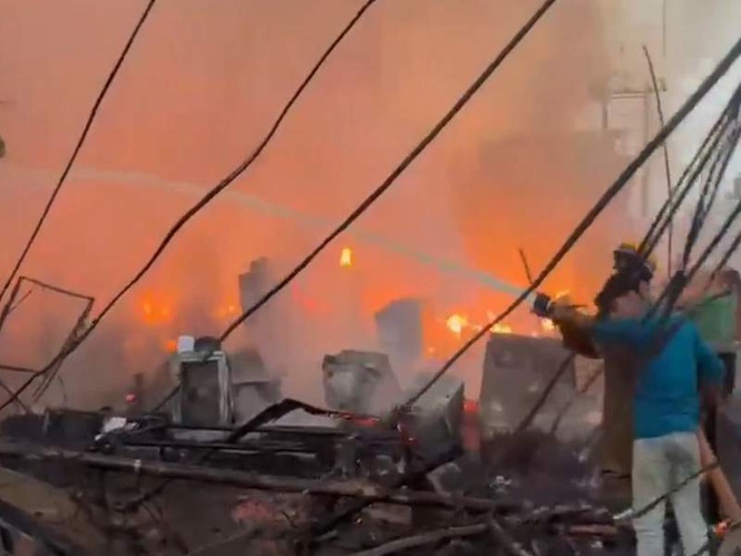 Image from: Uttar Pradesh: Massive fire breaks out in slums of Vikas Nagar area in Lucknow