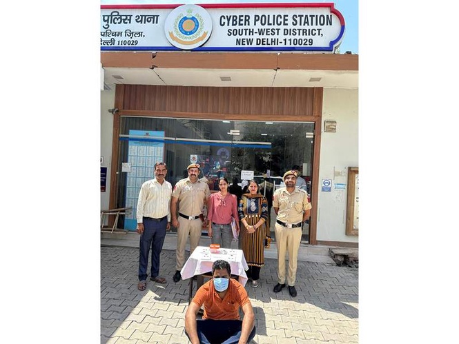 Image from: Delhi police arrest man for duping over 500 women of Rs 2 crore via dating, matrimonial apps