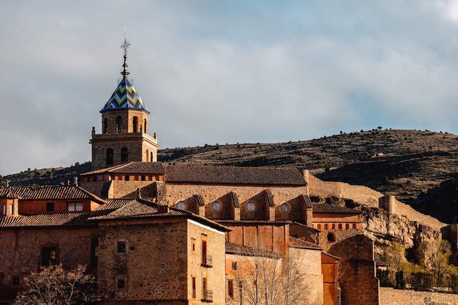 Image from: In Spain, this cliff-hanging village defies time and the mountain (it’s ranked among the country’s most beautiful in the country)