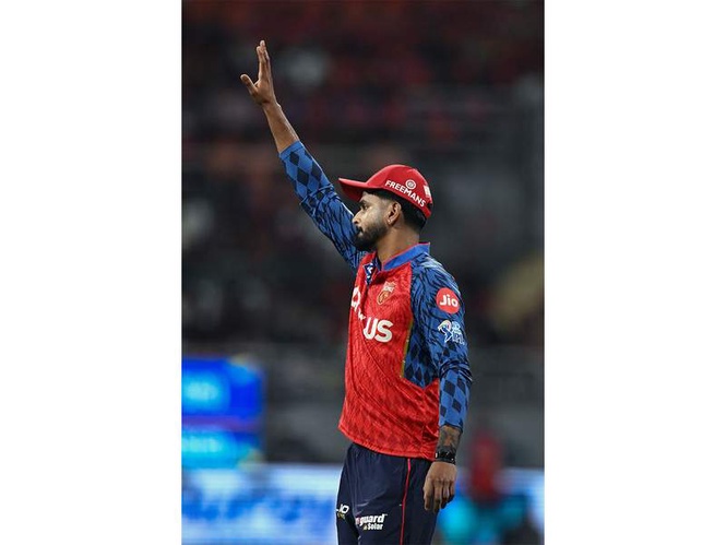 Image from: "One of the best catches I've ever seen live": Sachin Tendulkar lauds Shreyas Iyer's relay catch to dismiss Hardik Pandya