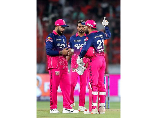 Image from: IPL: RR team manager Bhinder fined Rs 1 lakh for using mobile phone in dugout