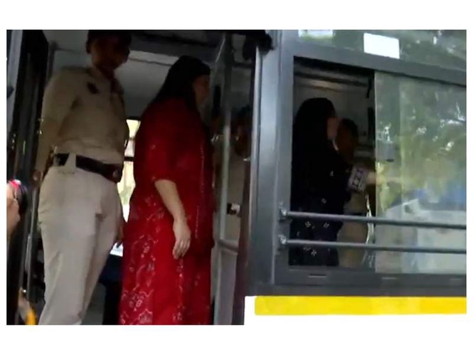 Image from: Delhi Police detain BJP MPs, deploy water cannon to disperse women workers protesting against Opposition
