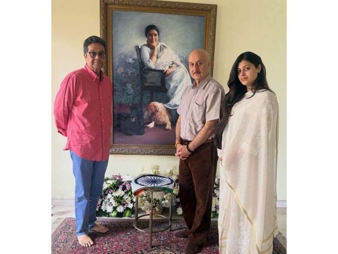 Image from: "Her voice lingering in every corner": Anupam Kher visits late Asha Bhosle's home in Mumbai, pays tribute
