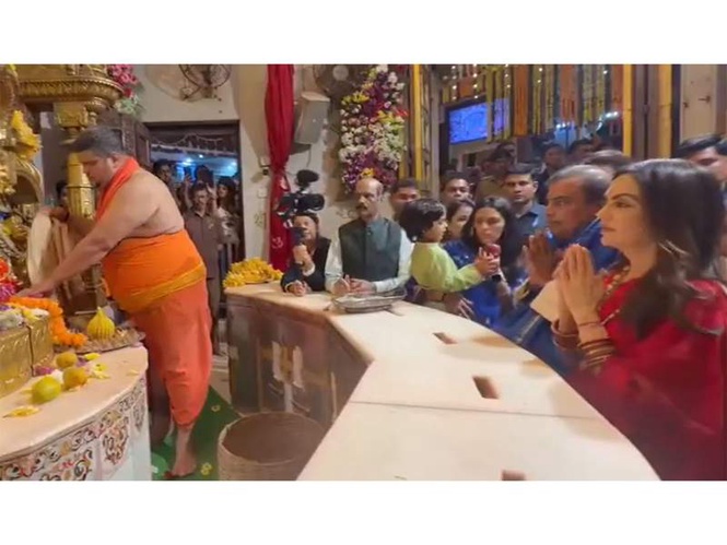 Image from: Mukesh Ambani offers prayers at Siddhivinayak temple with family on birthday