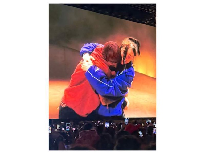 Image from: Billie Eilish joins Justin Bieber on stage, gets 'One Less Lonely Girl' serenade