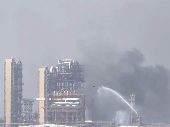 Image from: Rajasthan: Fire breaks out at Refinery-cum-Petrochemical Complex in Balotra, dousing ops underway