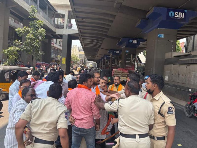 Image from: Hyderabad: BJP workers protest Mallikarjun Kharge's remarks, demand apology; scuffle with police