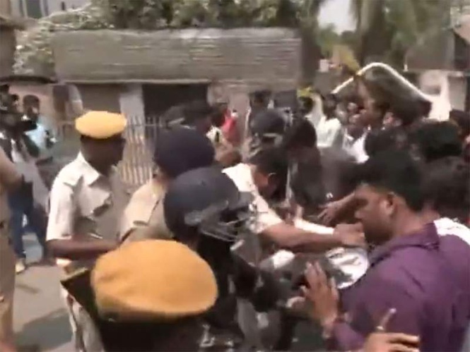 Image from: West Bengal Polls: TMC workers clash with Humayun Kabir's party cadre in Murshidabad