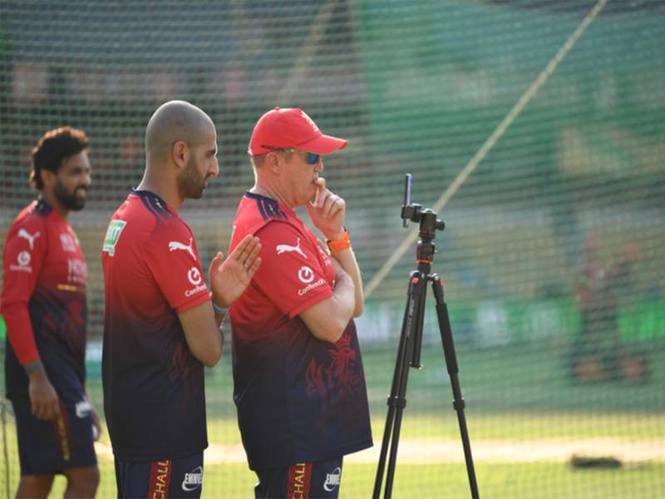 Image from: We want to play aggressive and brave cricket in every phase, says Mo Bobat as RCB gear up to face Gujarat Titans