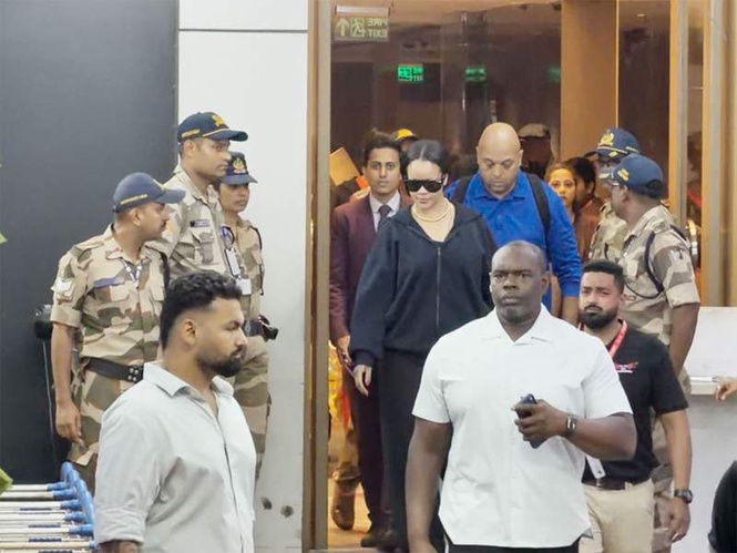 Image from: Singer Rihanna arrives in Mumbai, greets fans