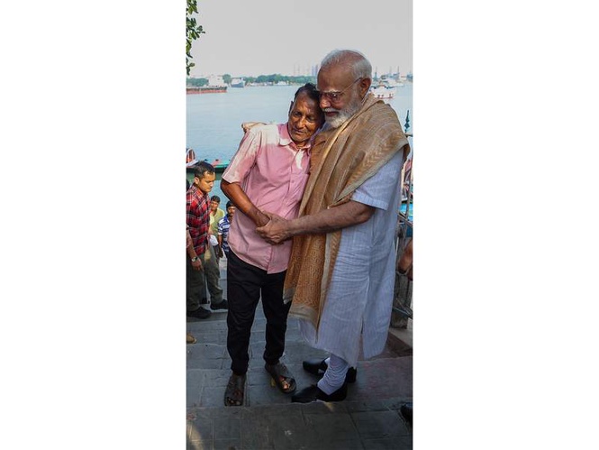 Image from: Hooghly boatmen fondly recall interacting with PM Modi during his visit to the riverbank