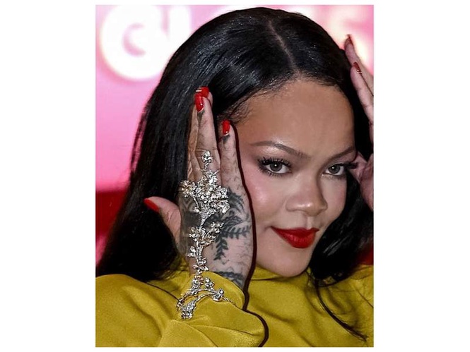 Image from: Rihanna adds Indian touch at Fenty Beauty launch bash, stuns in Manish Malhotra haathphool
