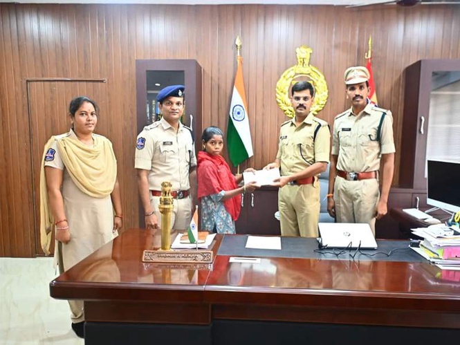Image from: Telangana: Banned CPI (Maoist) member surrenders in presence of Mulugu District SP to lead peaceful life