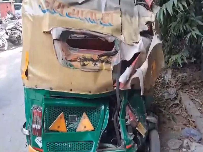 Image from: New Delhi: Speeding car hits autorickshaw near Asita Park; leaves driver and two children injured