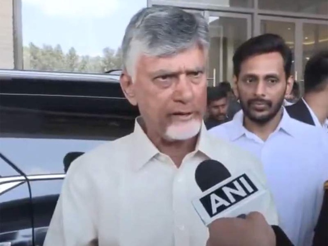 Image from: Andhra CM reviews fuel shortage situation, 421 petrol bunks shut amid panic buying