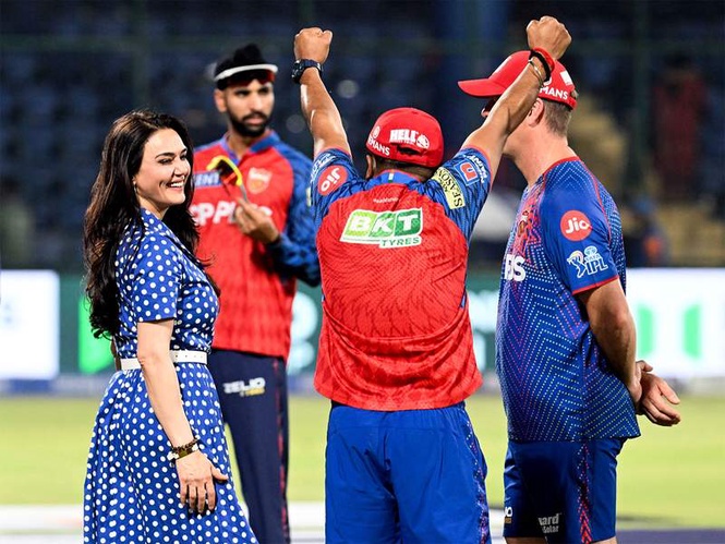 Image from: Preity Zinta offers prayers at Delhi's Hanuman Mandir post Punjab Kings win against DC