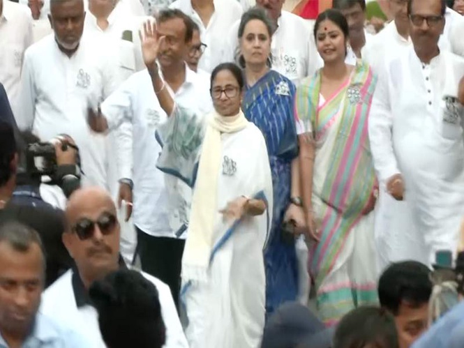 Image from: Kolkata: Mamata leads padyatra through Bhabanipur streets