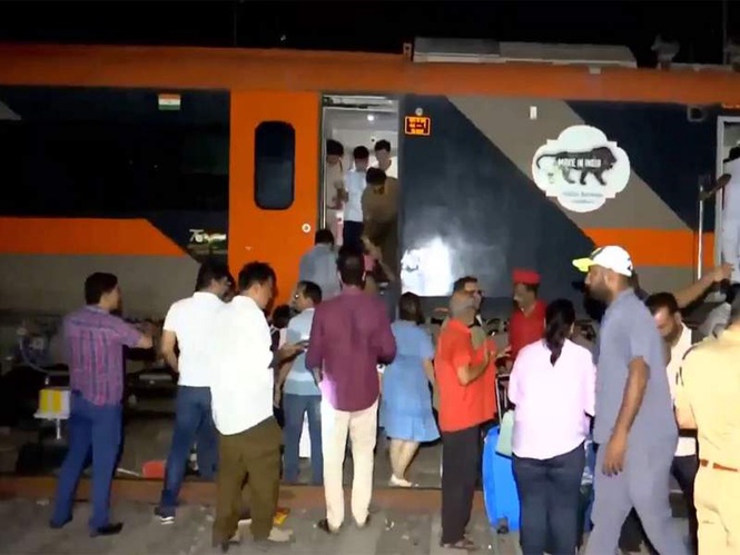 Image from: Mumbai-Solapur Vande Bharat coach trolley derails in Pune, no casualties