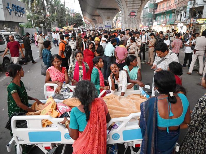 Image from: Bihar: Massive protest outside Patna hospital after 15-year-old dies, family alleges medical negligence