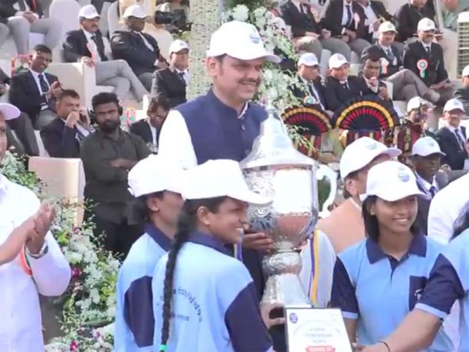 Image from: Maharashtra CM Fadnavis attends closing ceremony of 36th State Police Sports Competition