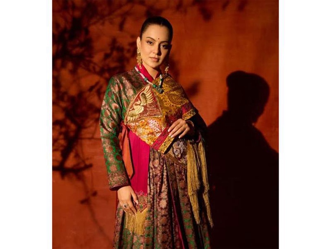 Image from: Kangana Ranaut celebrates 20 years in cinema, shares first portfolio that got her 'Gangster' role