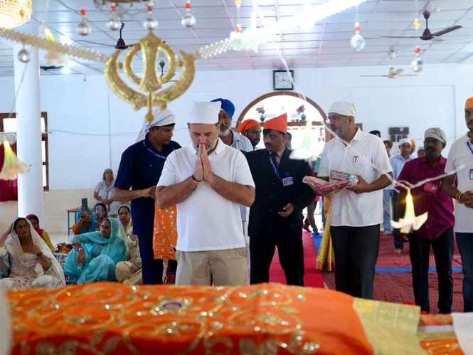 Image from: Rahul Gandhi pays obeisance at Campbell Bay gurdwara in Andaman and Nicobar Islands