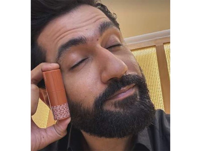 Image from: Vicky Kaushal flaunts his "caffeinated cheeks" as he applies his wife Katrina's newly launched jelly blush