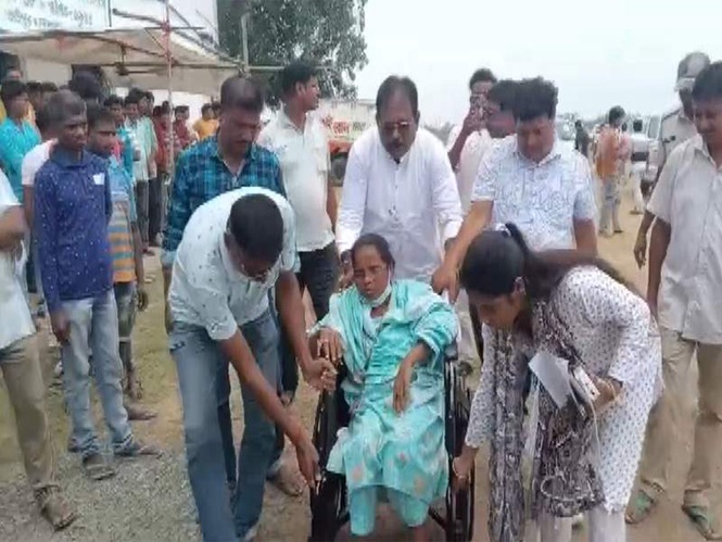 Image from: After claims of being attacked, TMC MP Mitali Baig reaches poll booth on wheelchair; says "BJP has reached end stage"