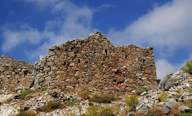 Image from: Metal Detectorists Found a 200-Foot Strange L-Shaped Wall, But the Real Discovery Was Buried Beneath It