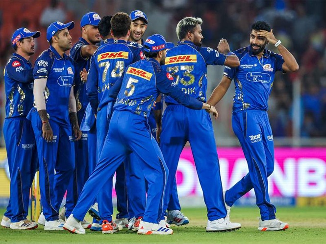 Image from: Mumbai Indians players to wear black armbands in SRH match after death of staff member's daughter