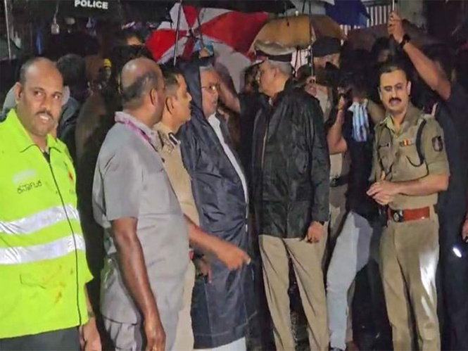Image from: Bengaluru: Seven dead in wall collapse near Bowring Hospital; CM reviews situation at site