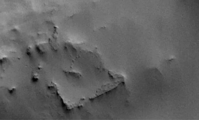Image from: NASA Spotted a Strange Square Shape on Mars That Went Viral Overnight, Until the Full Picture Emerged
