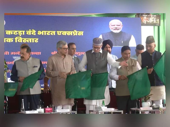Image from: Union Minister Ashwini Vaishnaw flags off extended Vande Bharat Express, boosting capacity for Jammu-Srinagar rail line
