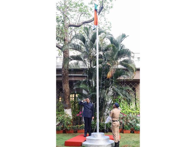 Image from: CM Fadnavis hoists national flag on 66th Maharashtra Foundation Day