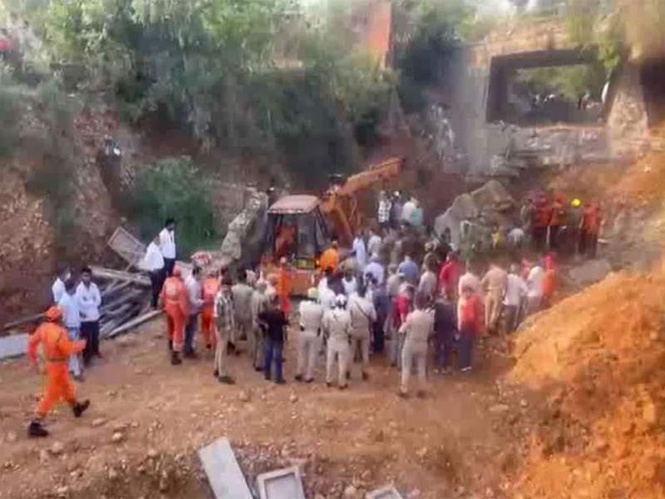 Image from: J-K: Portion of bridge collapses in Jammu, 4 labourers trapped under debris