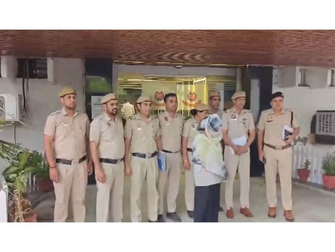 Image from: Delhi Police arrest woman posing as domestic help in series of house thefts