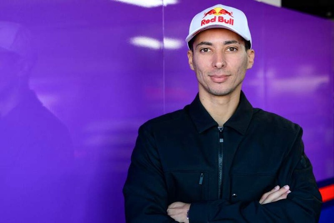 Image from: Danilo Petrucci studying Toprak Razgatlioglu’s ‘extreme’ BMW data in hopes of improvement