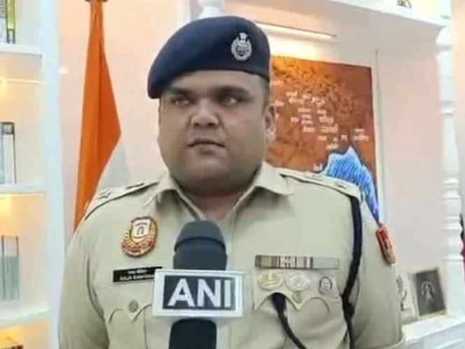 Image from: Robbers snatch bags containing Rs 50 lakh from 2 men near Azad market in Delhi; 7 arrested