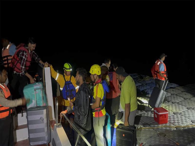 Image from: Uttarakhand: SDRF rescues 25-30 people after floating hutments damaged in storm near Dobra-Chanti in Tehri Garhwal